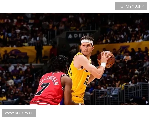 奥斯汀·里夫斯凭借无球跑位拉开空间提升团队外线效率